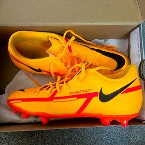 NIKE SOCCER CLEATS